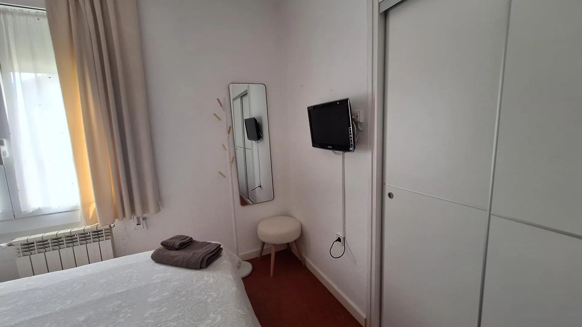 Villa Casa familiar con piscina Pallejà 0*,  España